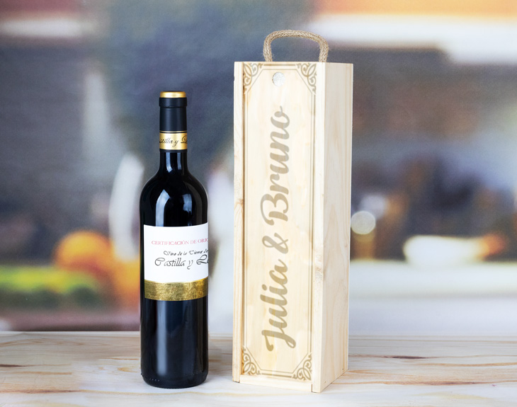 Caja de madera grabada con botella