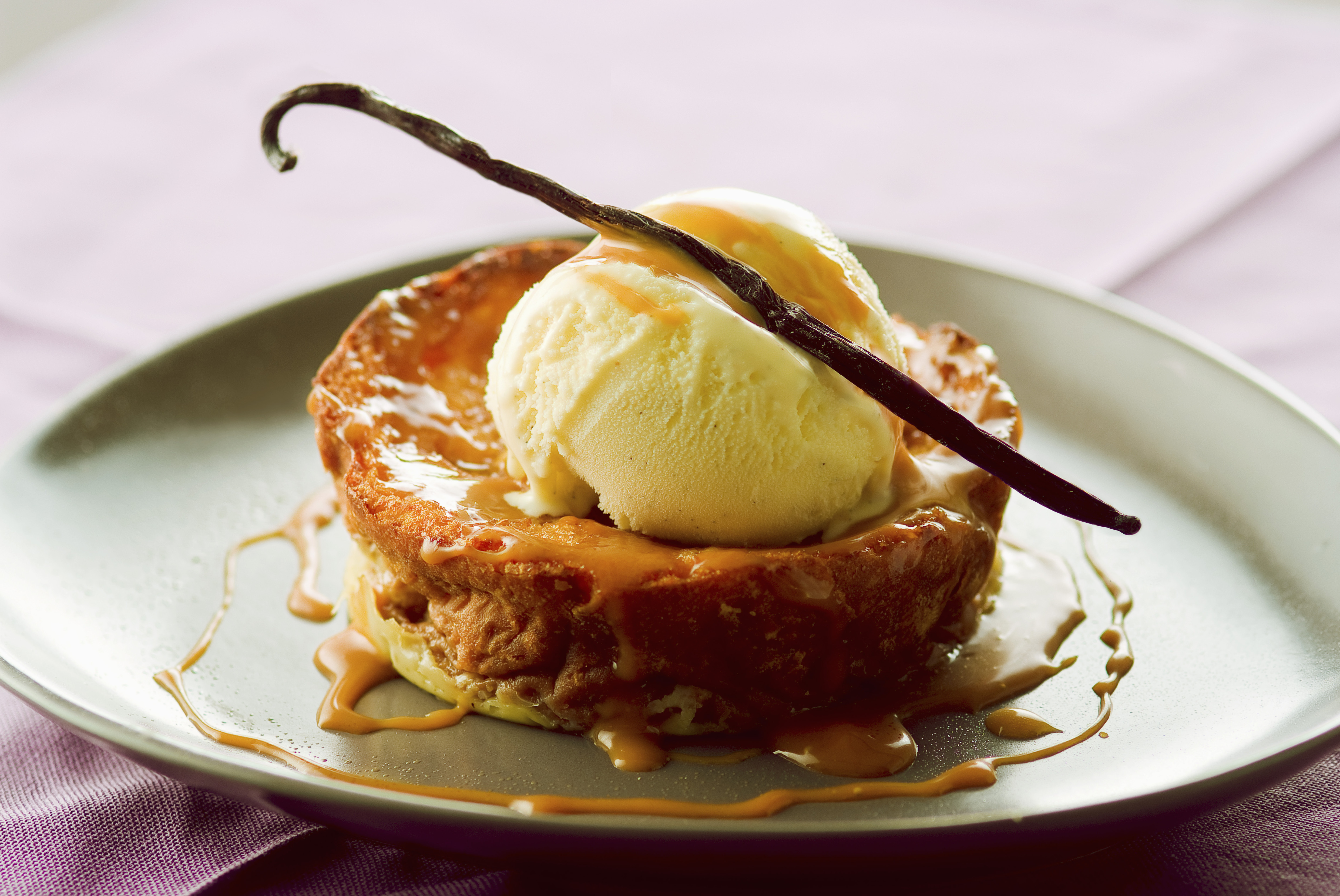 Torrijas de Semana Santa con toppging de helado de vainilla