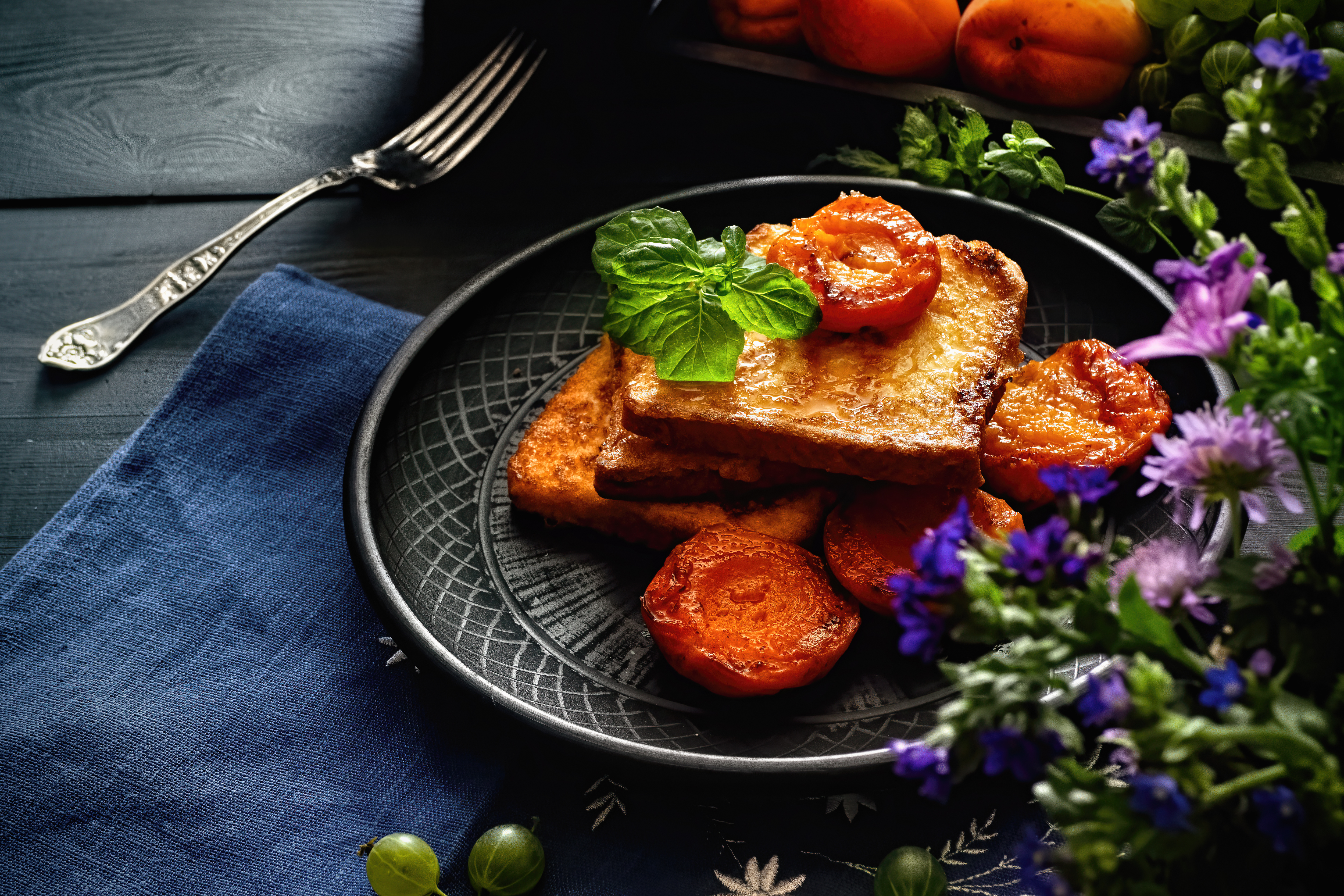 Torrijas de Semana Santa con toppging de albaricoques fritos