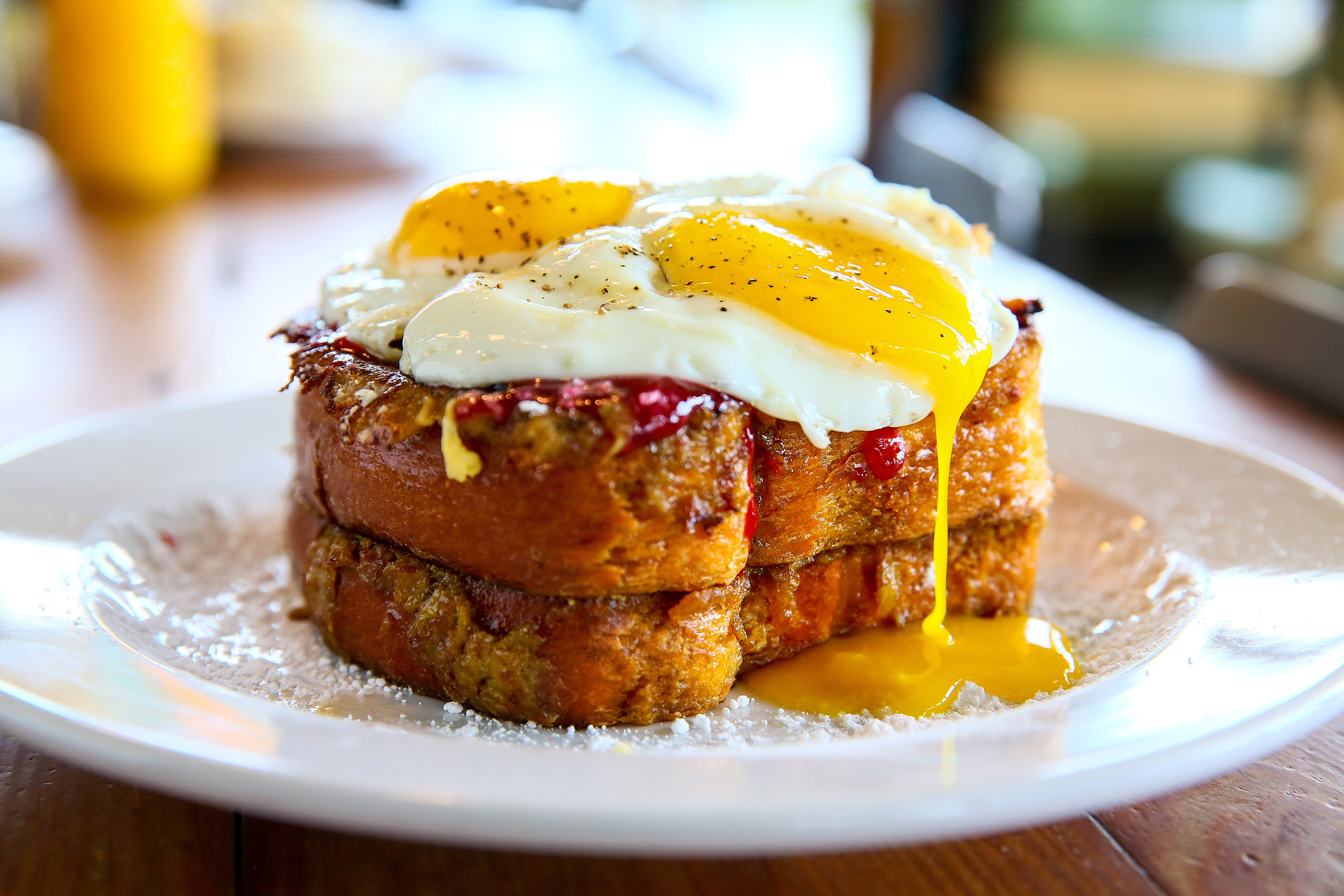 Torrijas de Semana Santa con toppging de huevo