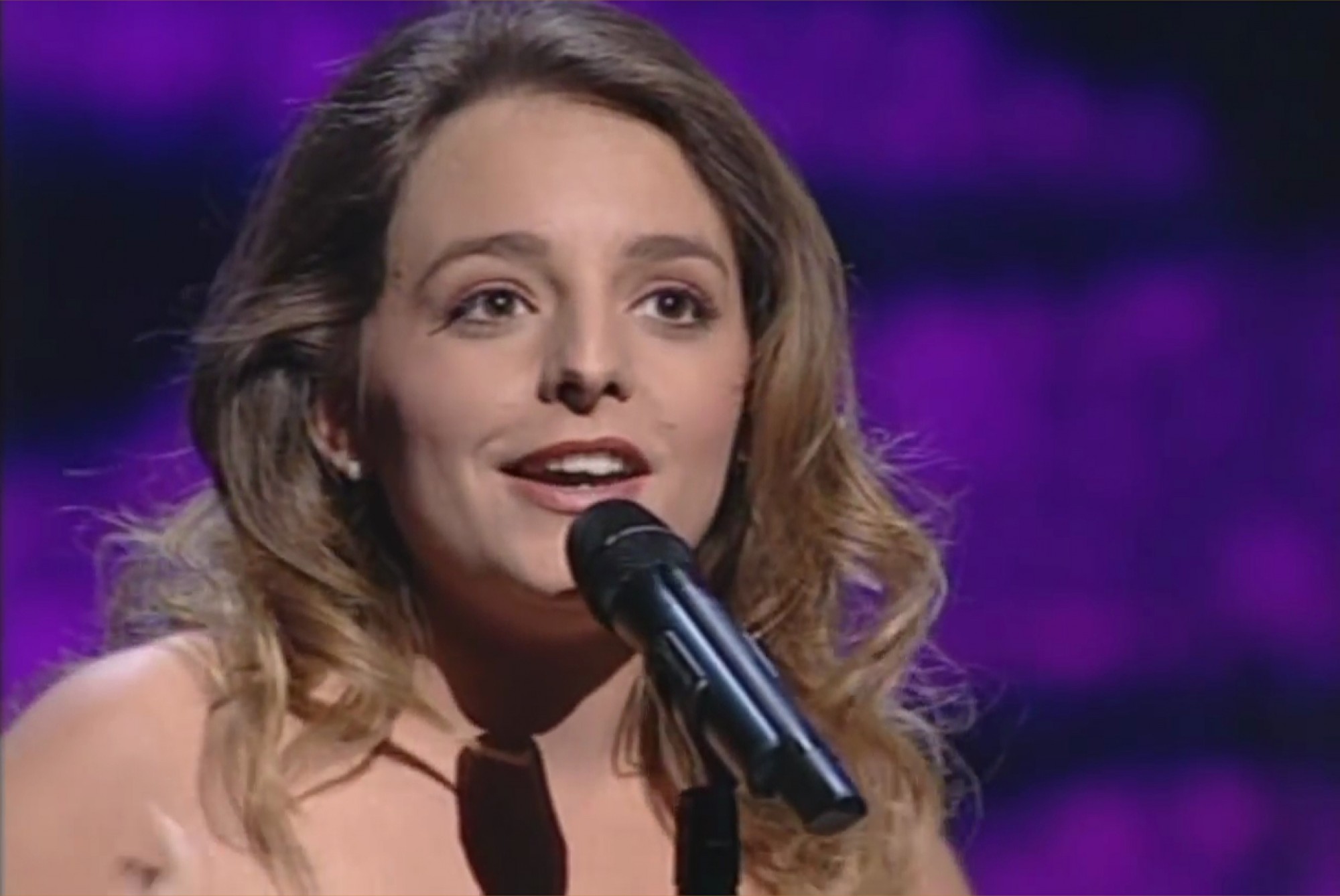 Anabel Conde durante su interpretación de 'Vuelve conmigo'