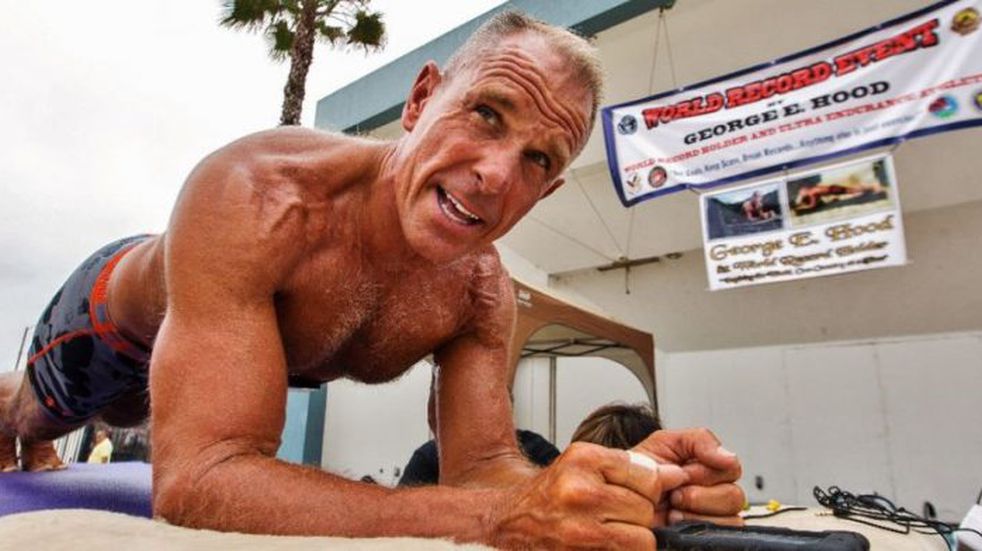 George Hood batió el récord de mayor tiempo haciendo plancha abdominal con 62 años