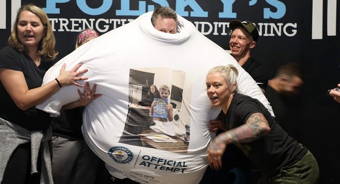 Ted Hastings batió el récord de mayor número de camisetas puestas en una persona