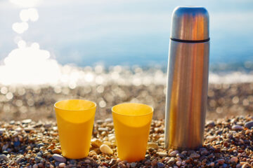 Los recipientes personalizados más cómodos y bonitos para llevar tu bebida en temperatura a la playa